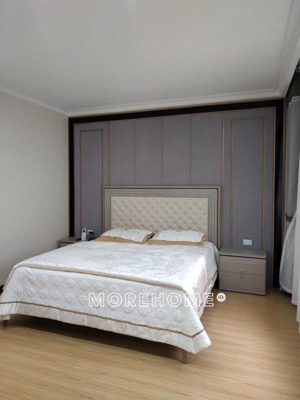 Chiếc giường ngủ hiện đại, phần chân giường thanh mảnh mang lại sự sang trọng và rộng thoáng hơn cho căn phòng